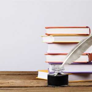 Bücherhaufen mit Schreibfeder